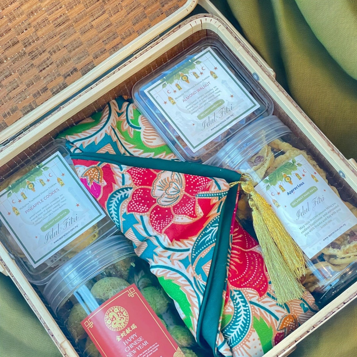 ALMAS (Ramadhan and Aidil Fitri Gift Set Filled with Rempeyek and Delicious Cookies)