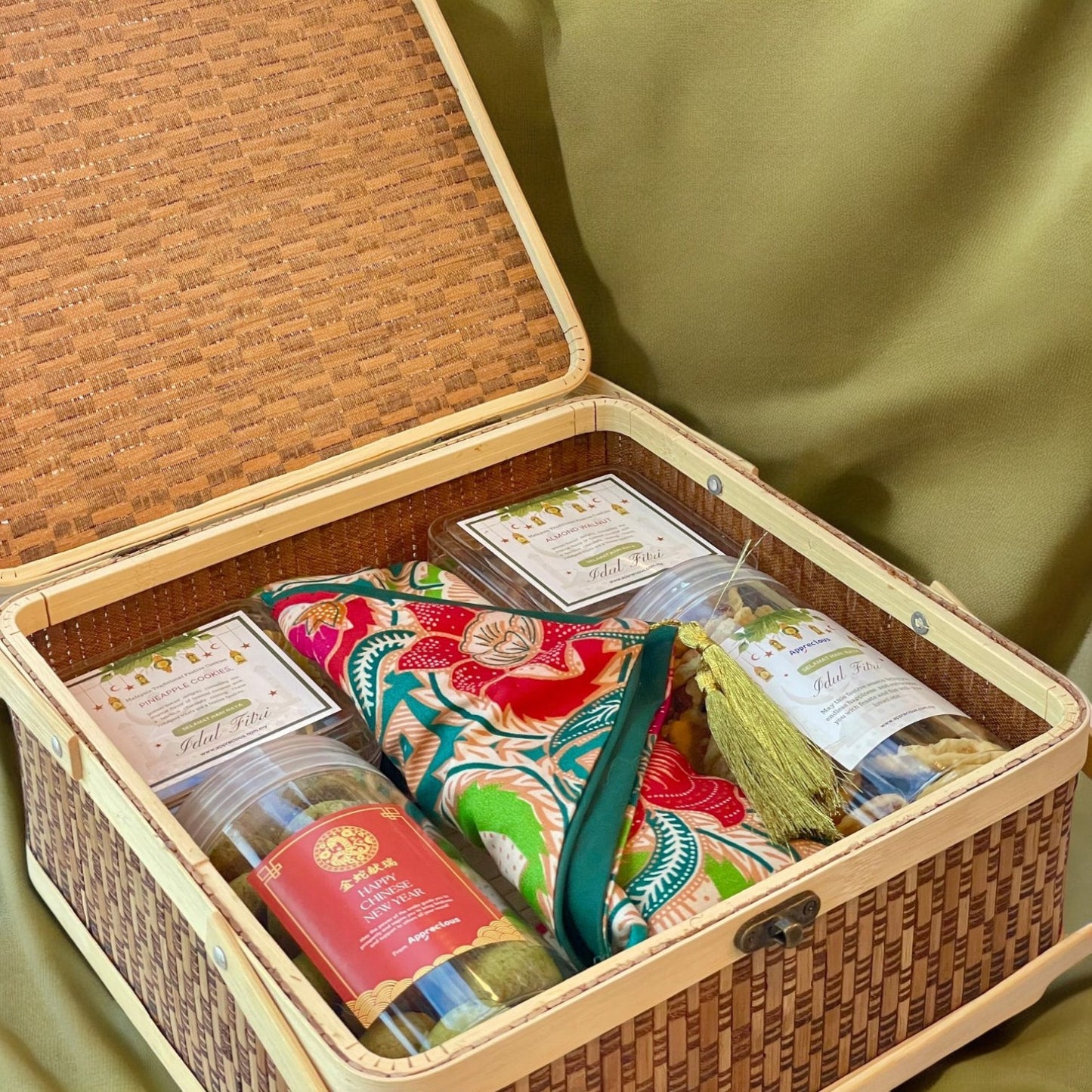 ALMAS (Ramadhan and Aidil Fitri Gift Set Filled with Rempeyek and Delicious Cookies)