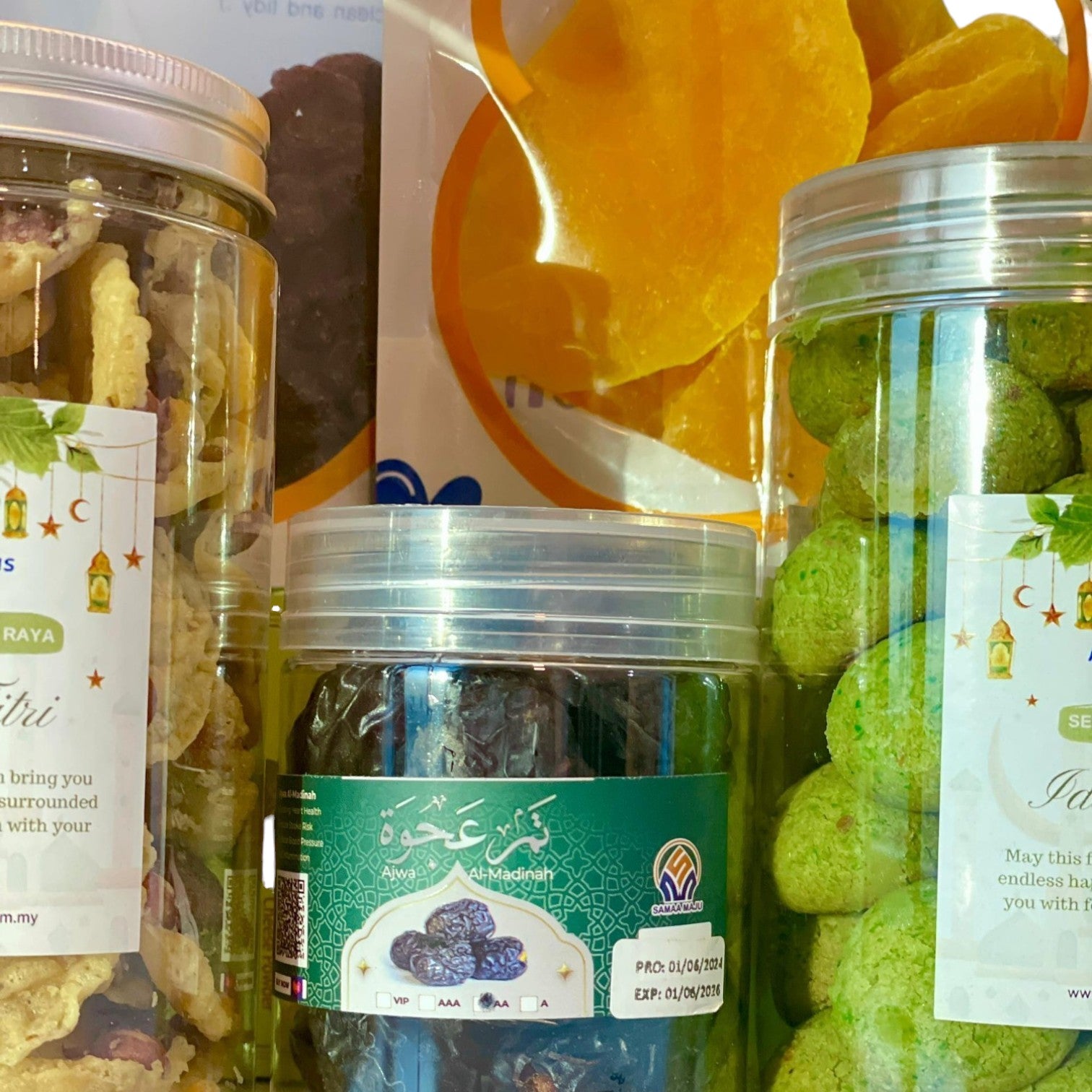 LENTERA (Ramadhan and Raya Package with Sour Dried Fruit, Cookies and Date Fruit)